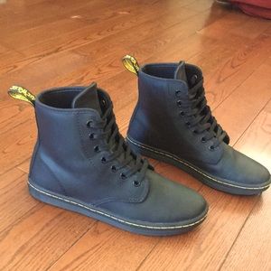 Dr. Martens Women Shoreditch Black Greasy Lamper